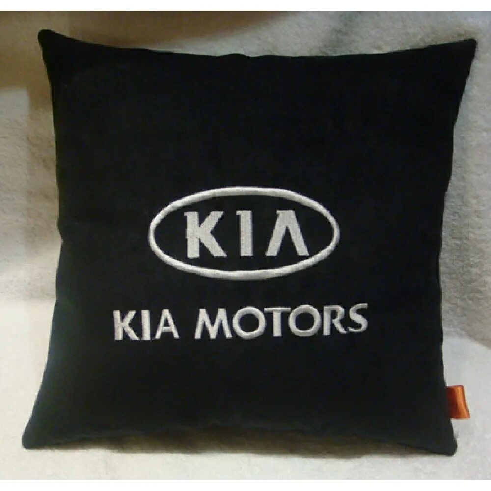 Подушки киа купить. Автомобильные подушки с логотипом. Декоративные подушки для автомобиля. Подушка с логотипом Kia. Подушка в машину с логотипом Киа.