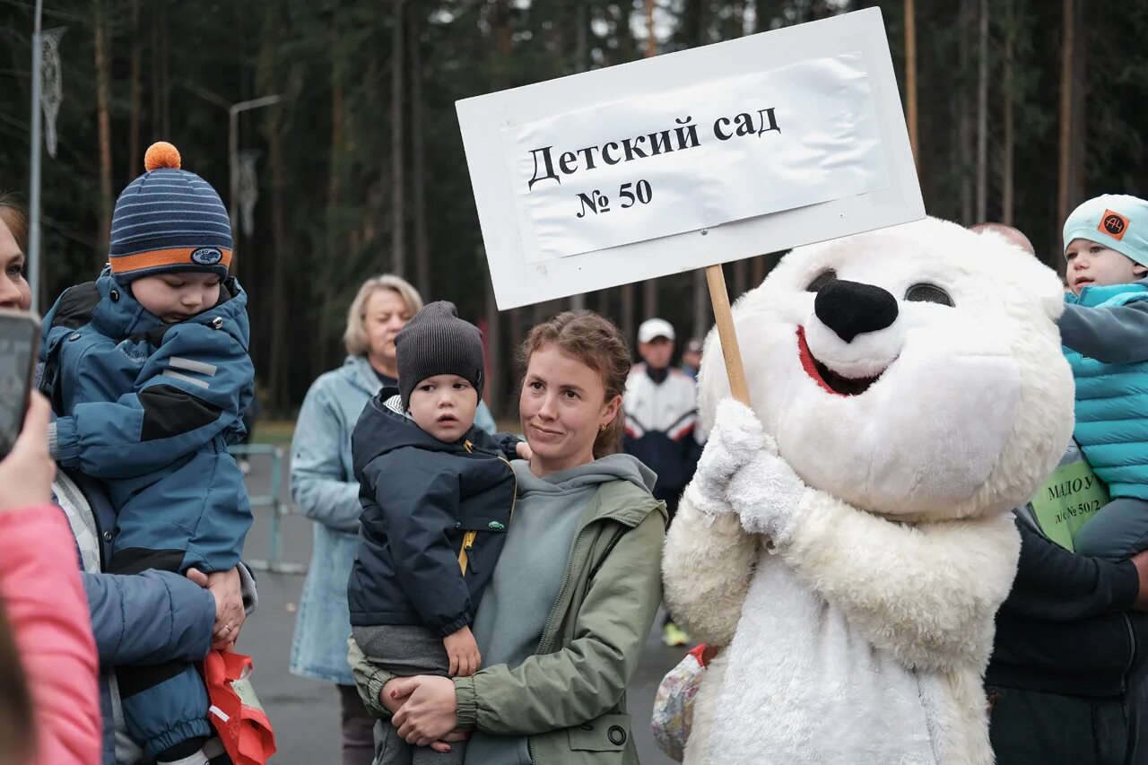 Погода на неделю ревда свердловской. 1000 Человек на фото. Погода в Ревде. Ревда люди фото.