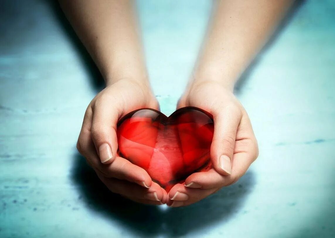 Heart world. Сердце в руках. Сердце в руках. Сердечко руками. Оставил сердце в руках.