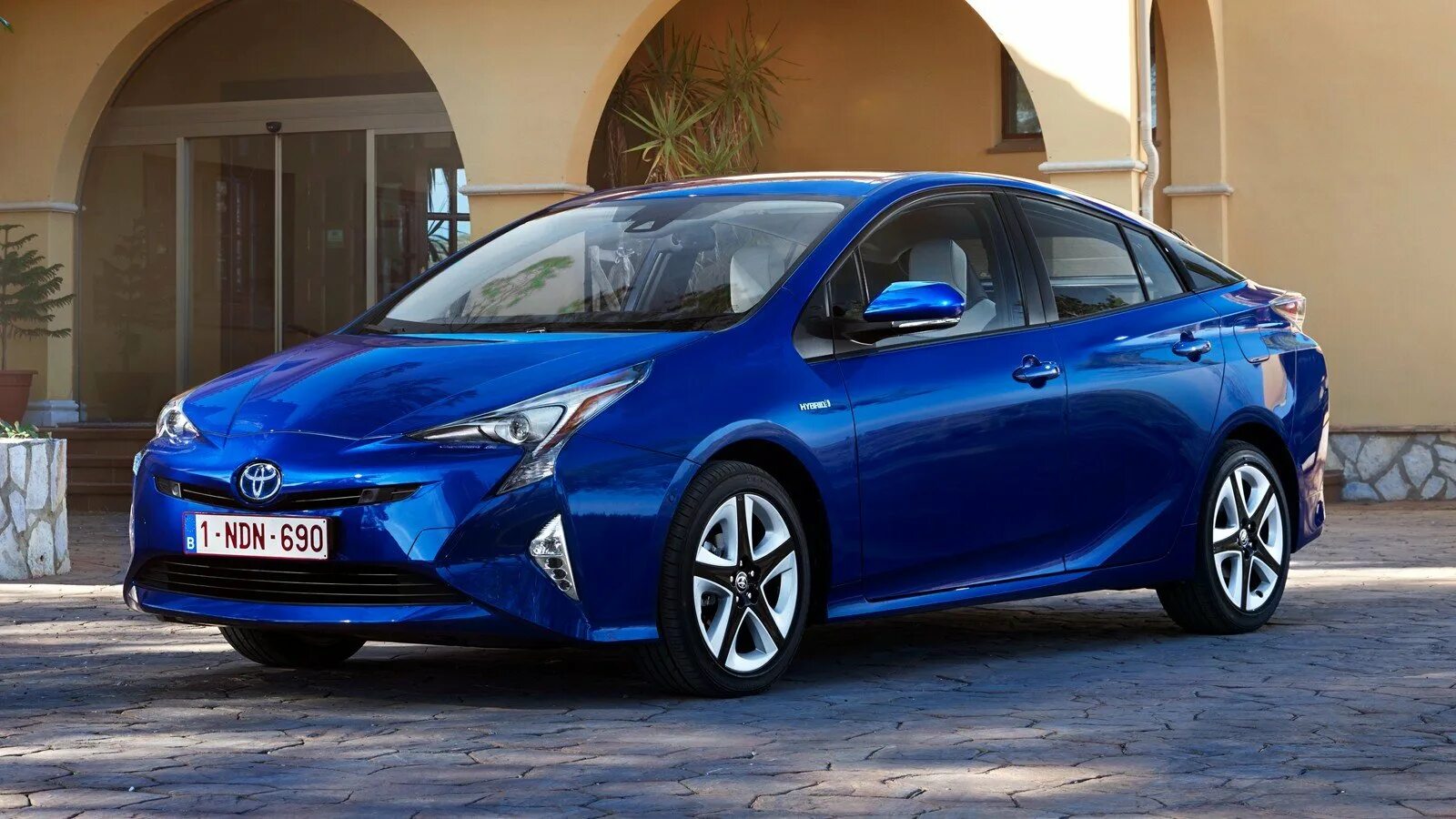 Гибрид ру. Toyota Prius Hybrid. Toyota Prius 50. Тойота Приус 2018г. Тойота Prius гибрид.