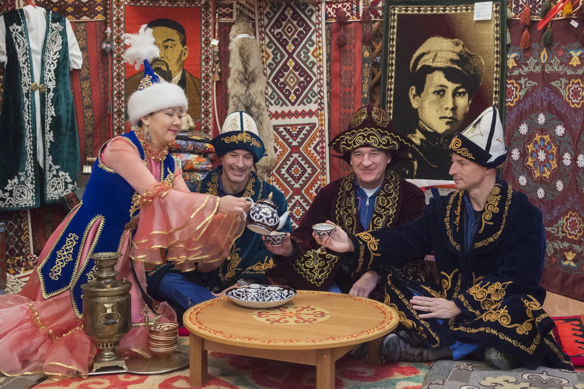 Kazakh traditions. Гостеприимство казахов. Гостеприимство казахского народа. Традиции казахского народа гостеприимство. Казахстан культура и традиции.