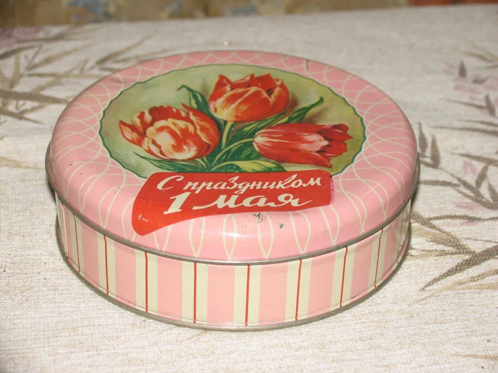 Жестяной мастер. Металлическая банка. Цех жестянщика. Жестяной цех. Изделия из жести фото.