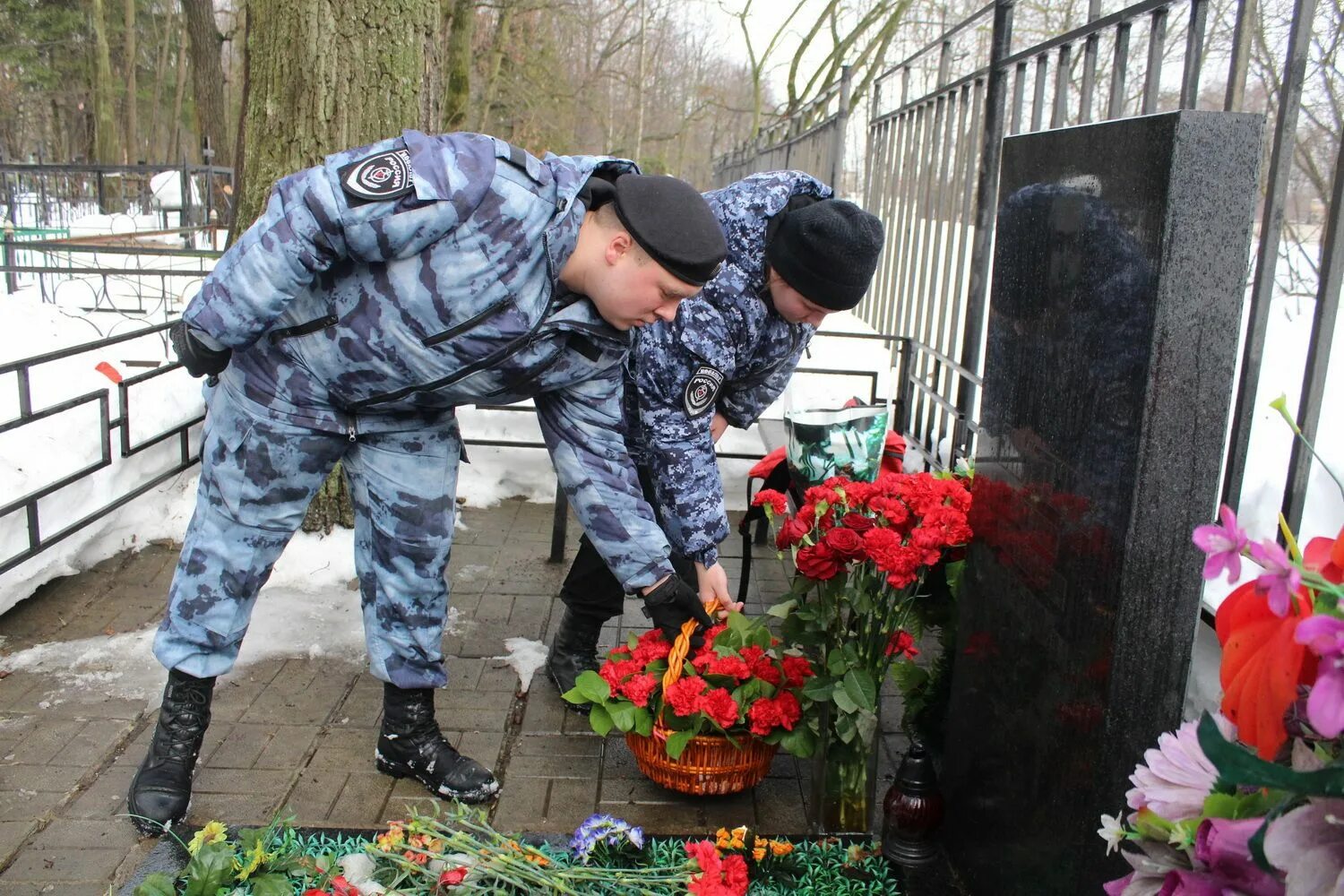 Дни памяти дмитрия. День памяти Дмитрия. Полиция и военные вместе.