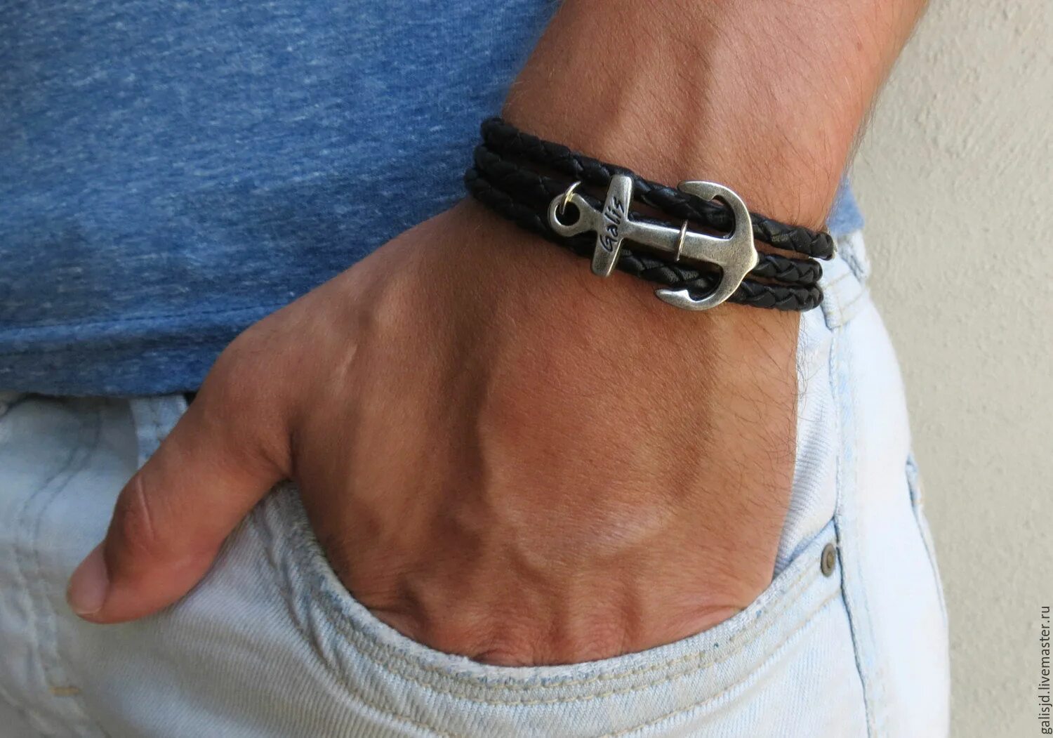 Мужские аксессуары. Браслет мужской образ. Мужские ювелирные украшения. Плоский браслет. Мужские браслеты рядом.