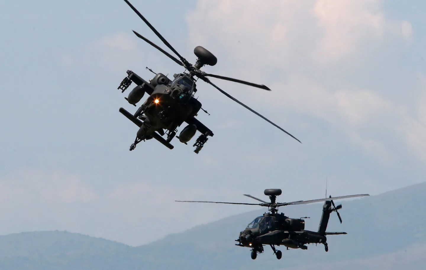 Вертолет перебрасывал отряд. Польская армия вертолет Апач. Вертолеты Апачи в Украине. Ударный вертолет Апач. Военные вертолеты США.