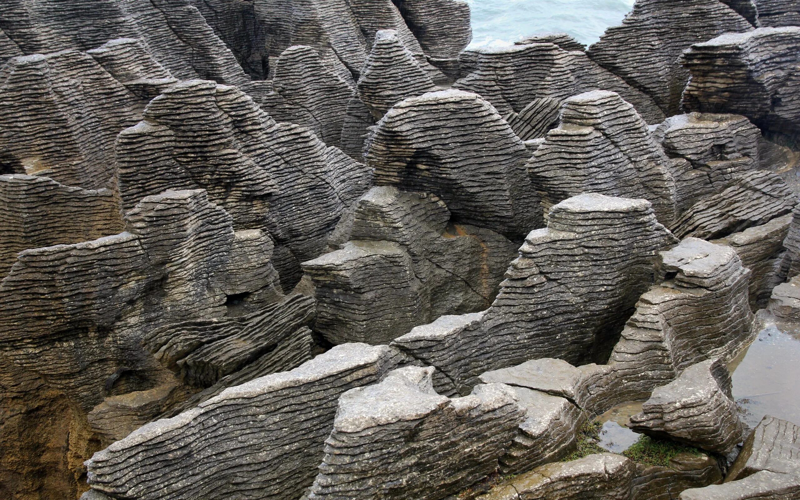 Плоская скала. Плоская скала. Отвесная скала прекестулен. Каменная скала вблизи. Остров пирамида болла.