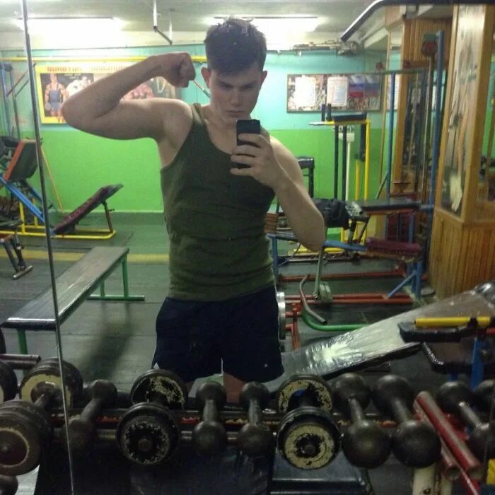 Пацаны в качалке. Качок в тренажерном зале. Максим тесля. Школьники в качалке. Качалка для мужчин.