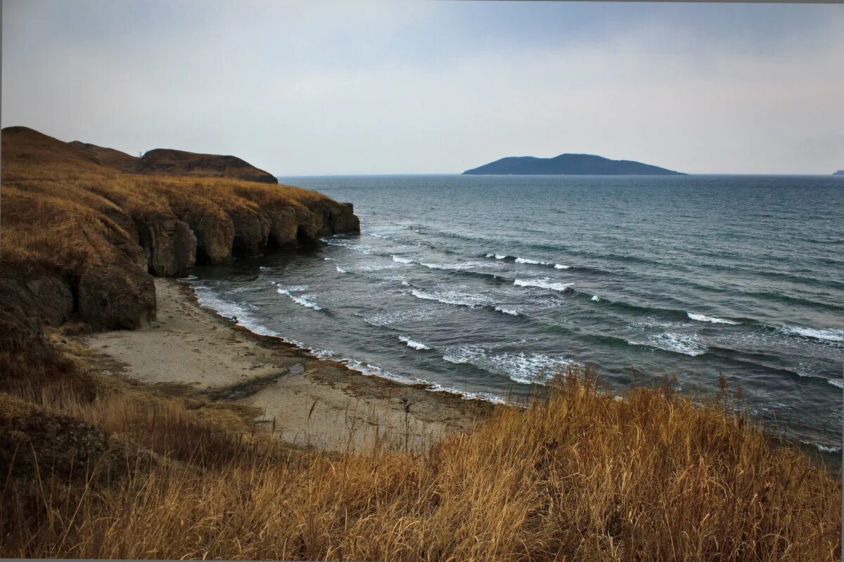 бухта золотая итуруп. дальний восток приморье море. бухта красная скала приморский край. морской заповедник владивосток. скалистые берега приморского края.