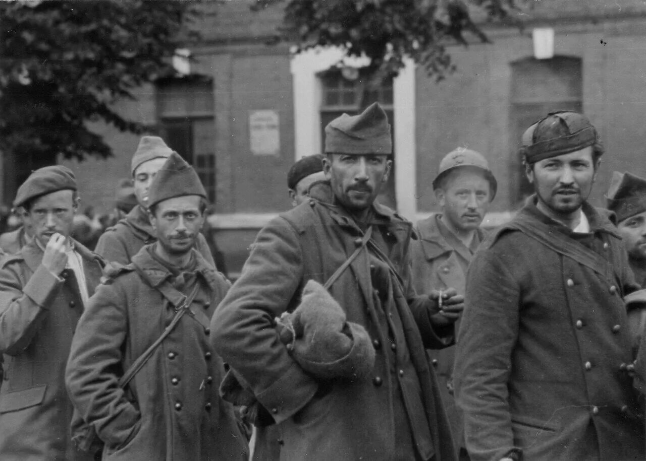 Французы это немцы. Пленные французские солдаты 1940. Капитуляция Франции 1940. Французские солдаты второй мировой войны Дюнкерк.