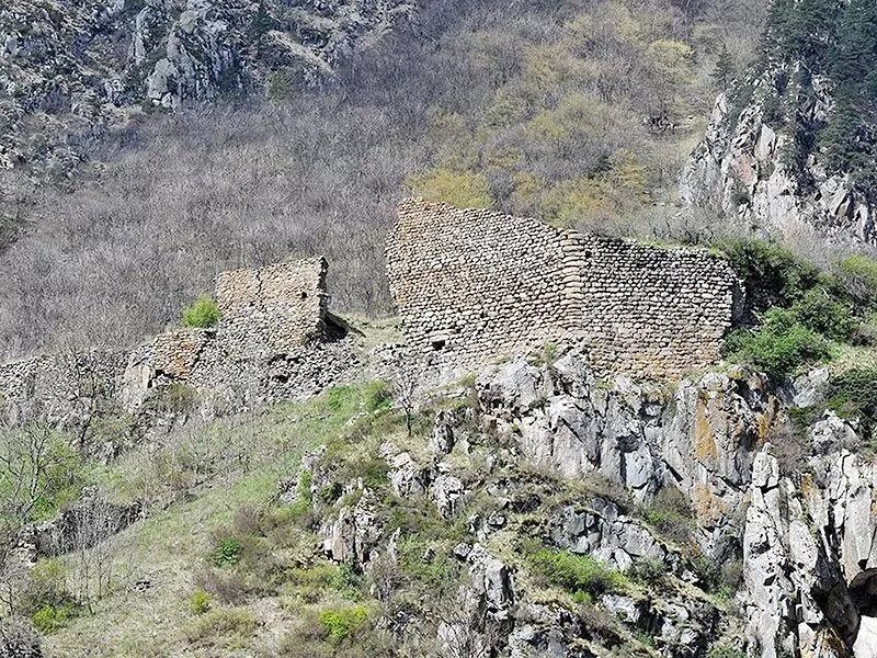 Замок царицы Тамары в Дарьяльском ущелье. Башня царицы Тамары Дарьяльское ущелье. Замок царицы Тамары в Грузии. Дарьяльское ущелье аланские ворота. Воротами кавказа называют