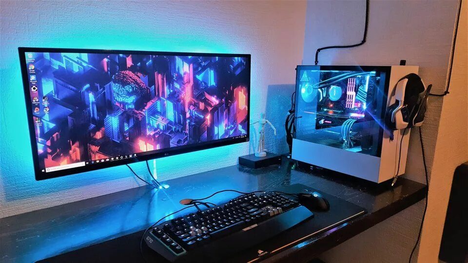 Computer gaming world 2005. Пацан играет в компьютер. Игровая индустрия для пк. Фотографии игровых компьютеров. Игровое место.