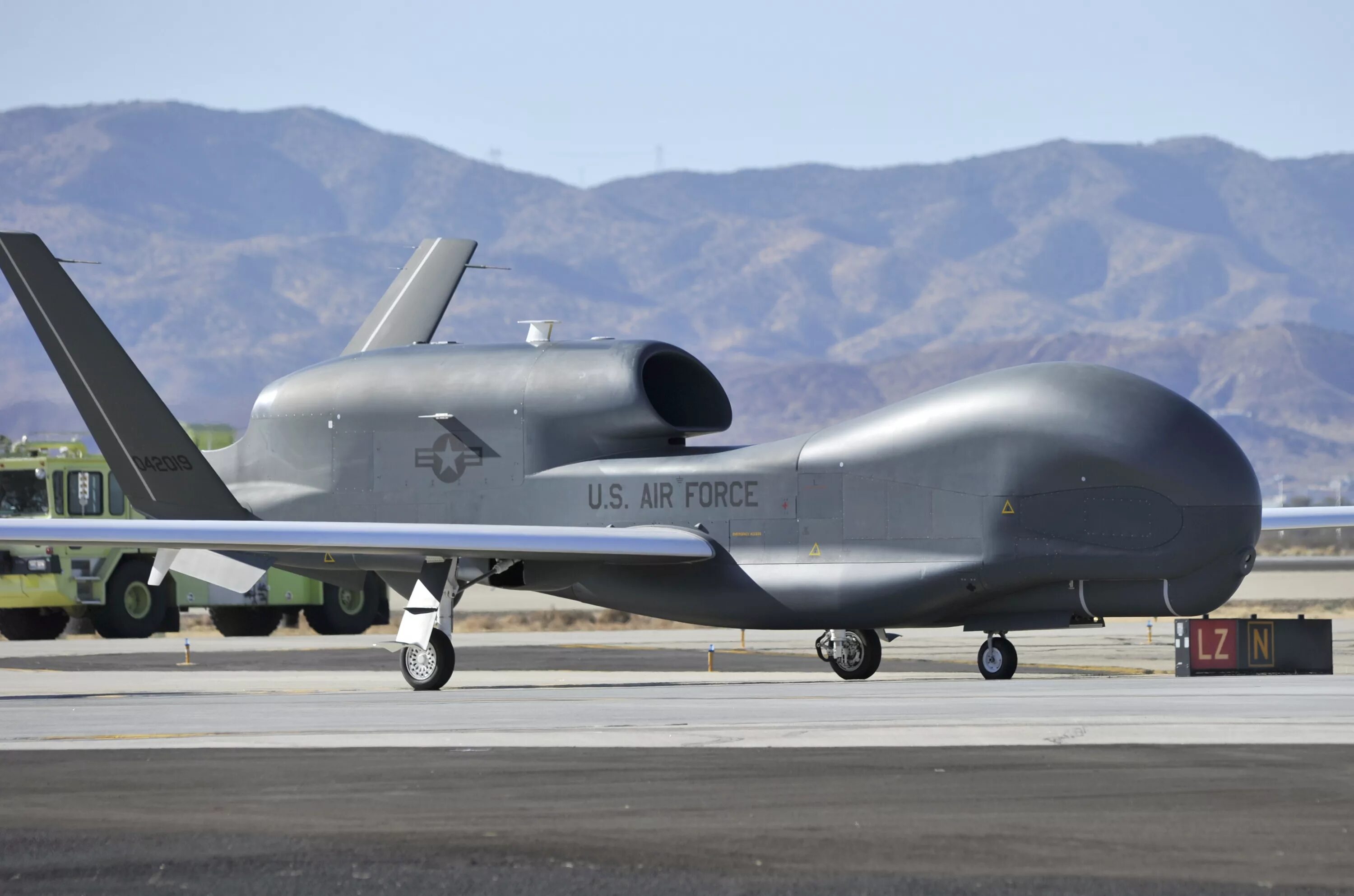 Глобал хок. RQ-4 Global Hawk. Northrop Grumman RQ-4b Global Hawk. ВВС США RQ-4b Global Hawk. Американский БПЛА RQ-4 Global Hawk.