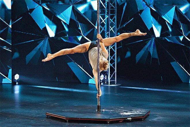 Партерные стойки для дуэта. Пилон шоу. Шоу танцы на пилоне парень. Фотосессия на пилоне. Девушка на шесте.