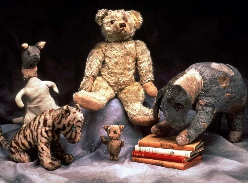 Как выглядят настоящие игрушки. Игрушки кристофера робина милна. alan milne игрушки кристофера робина музей. алан милн кристофер робин игрушки. кристофер робин милн винни-пух.