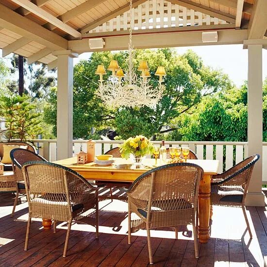 Терраса в саду. Навес из зелени. Деревянная веранда. Застекленная веранда. На солнечной веранде.