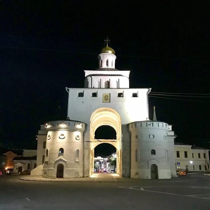 В каком городе находится памятник золотые ворота. Золотые ворота во Владимире. Золотые ворота во Владимире стиль архитектуры. Каменные золотые ворота во Владимире.