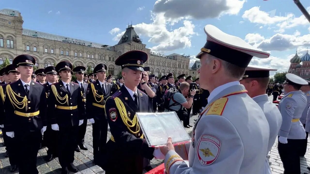 Вручение красных дипломов нчи кфу. Дворец молодежи угнту. Вручение дипломов на красной площади 2024. Вручение дипломов на красной площади 2024. Вручение дипломов на красной площади 2024.