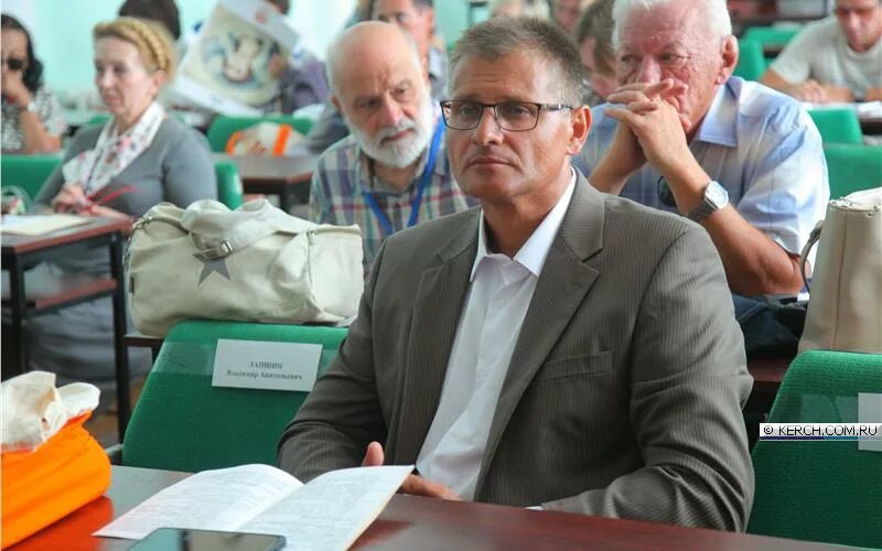 на конференцию приехали 5