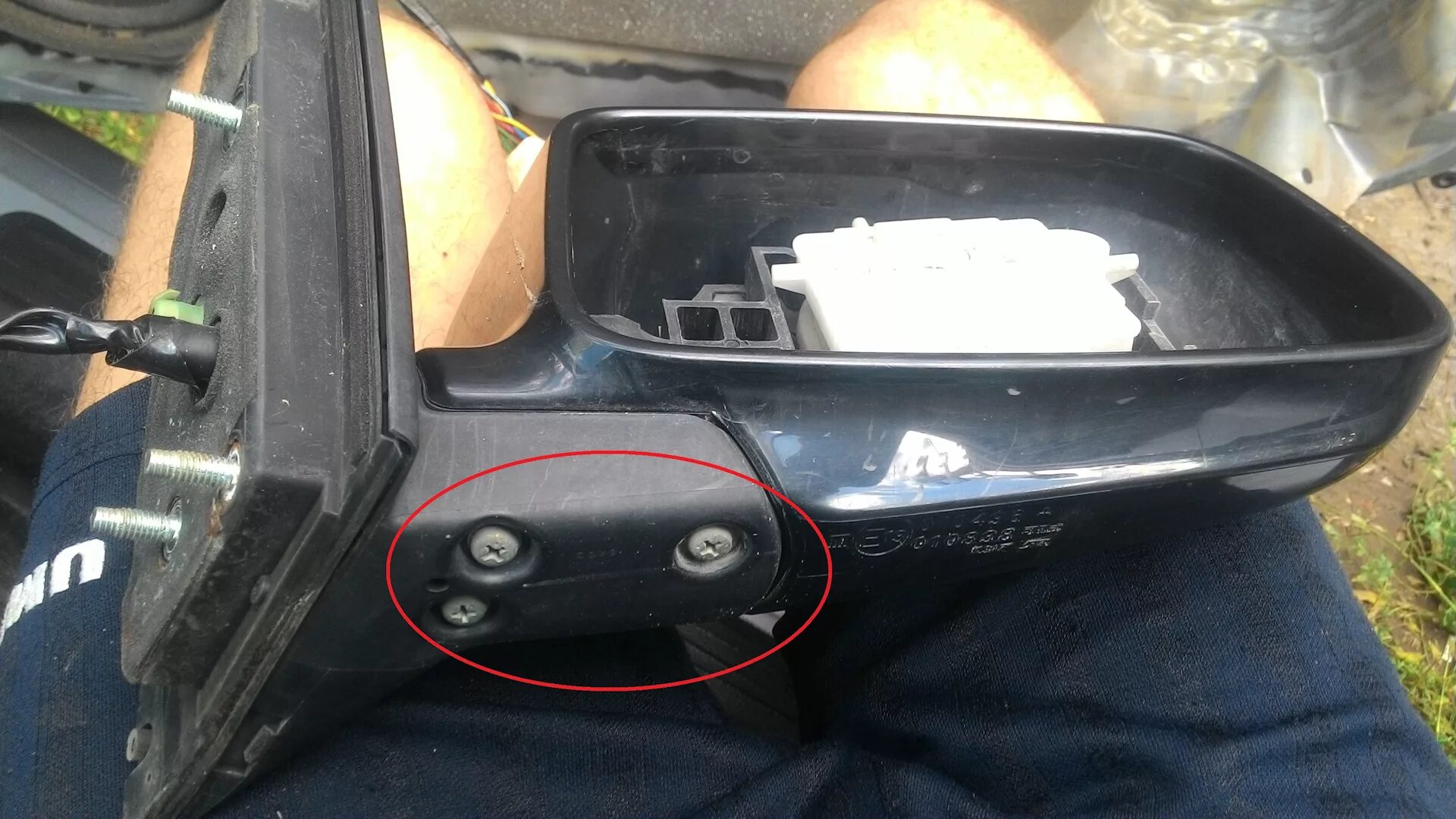Removing and installing exterior mirror Lancer X
