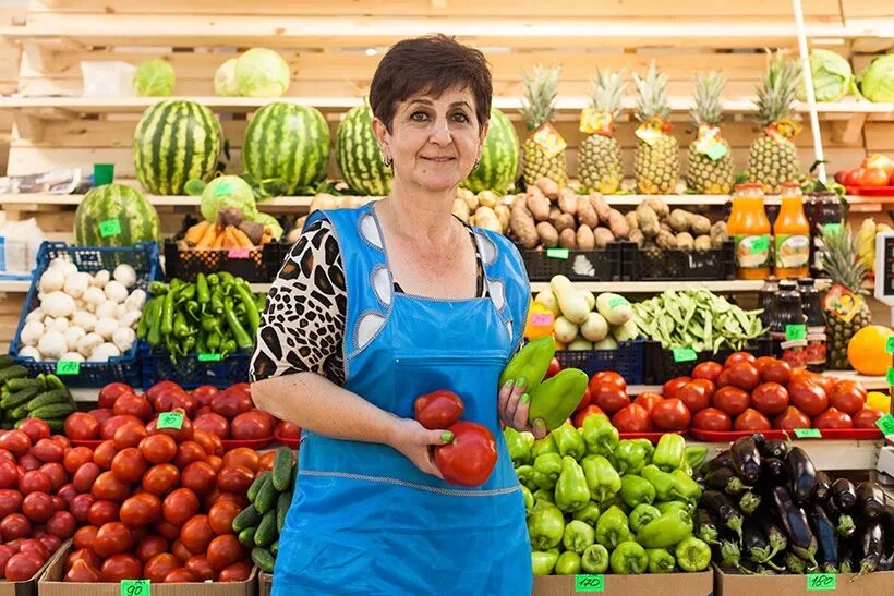 Продавец овощей. Продавец овощей и фруктов. продавец фруктов. продавец овощей на рынке. продавщица на овощном рынке.