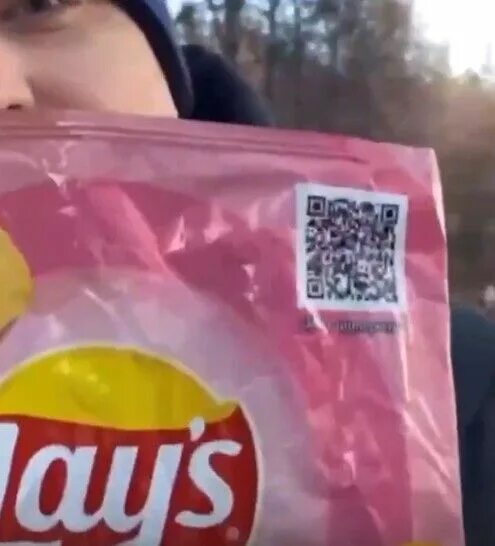 Qr код чипсов. Qr от чипсов. qr код от чипсов. человек с пачкой чипсов. читы чипсы.