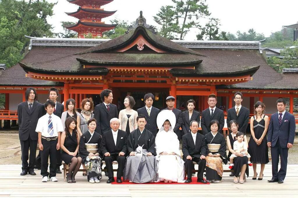 Японская свадьба в синтоистском храме. Свадебные обряды в Японии. Свадебные церемонии Японии традиционная. Свадебная церемония в Японии. Отца невеста япония