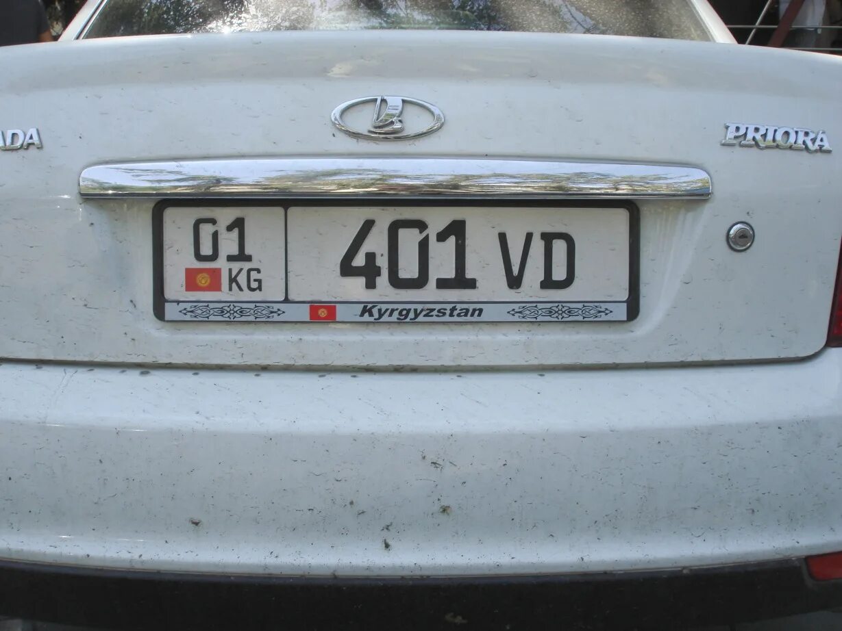Можно ездить на киргизских номерах. Автомобильные номера Киргизии. Номерные знаки Кыргызстана. Квадратный номер Кыргызстан. Автомобильные номера Киргизии фото.