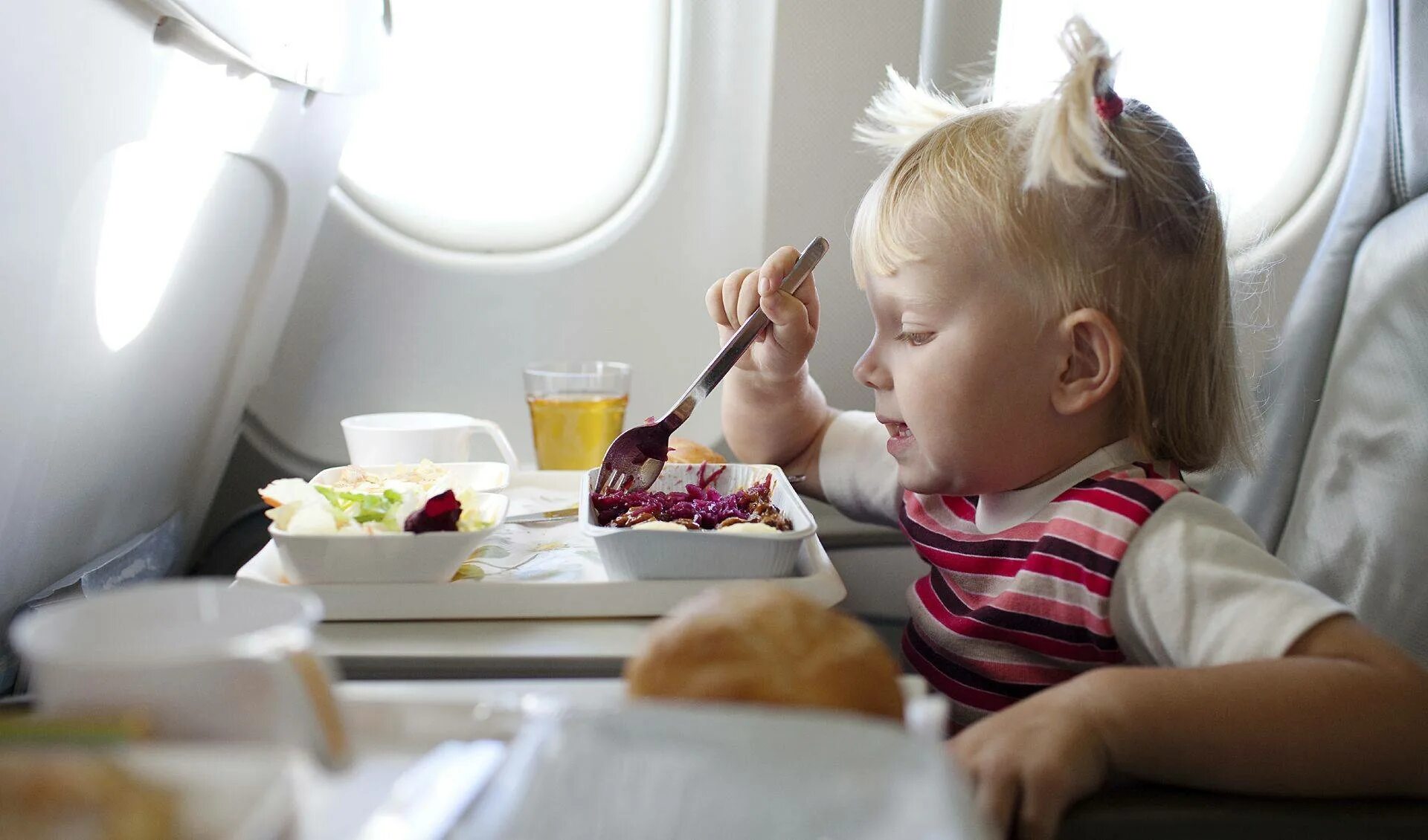 Взять детское. Еда в самолете. Самолет для детей. Детская еда в самолете. Питание для детей в самолете.