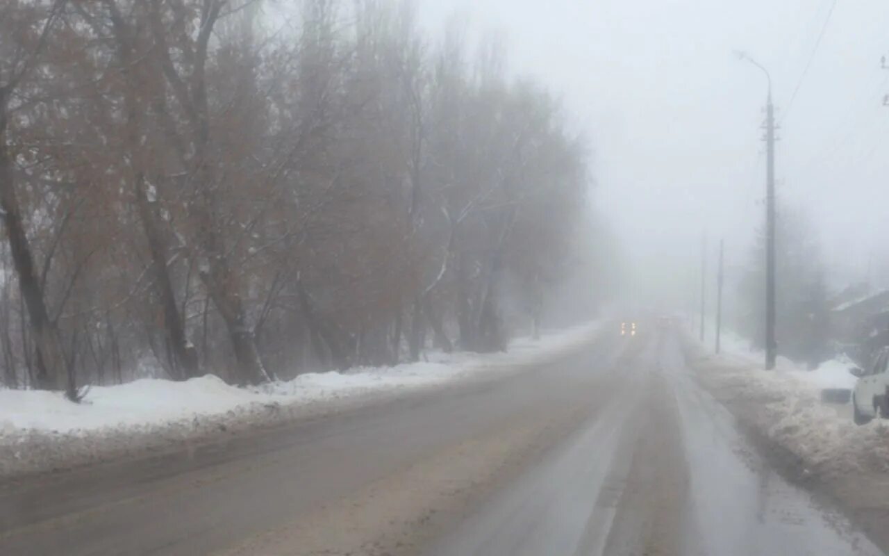 Заморозки в воронеже в ближайшие дни. Дорога в тумане. Неблагоприятные погодные условия. Улица в тумане. Гололед.