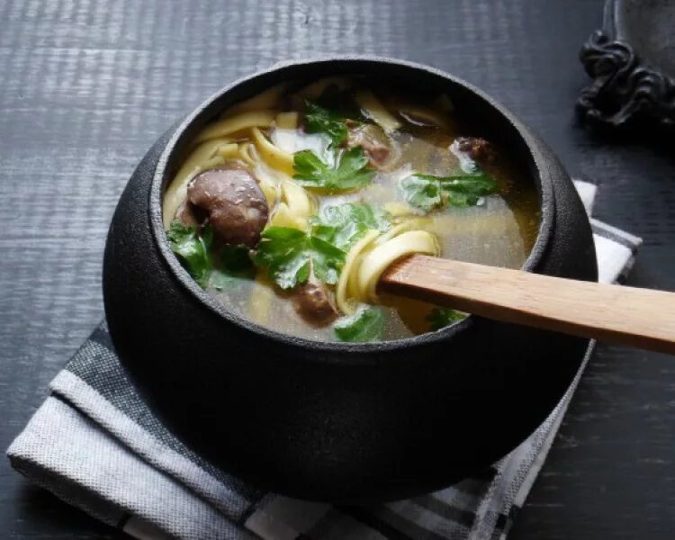 суп из куриных потрошков с лапшой. суп из требухи. суп с потрашков куриных. суп с куриными потрошками. суп из мацони dlya detey.