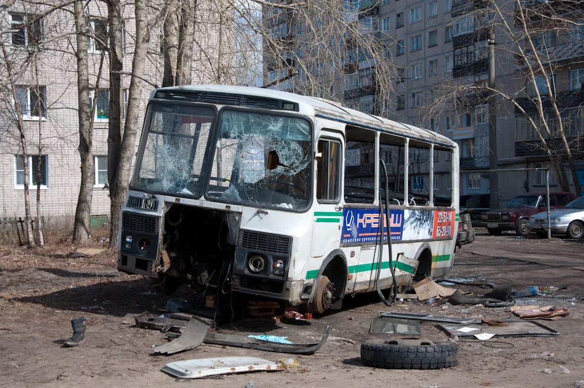 Автобус разбили. ПАЗ 3205 гнилой. ПАЗ 3205 Ржавый. ПАЗ 32054 гнилой. Ржавый ПАЗ 32054.