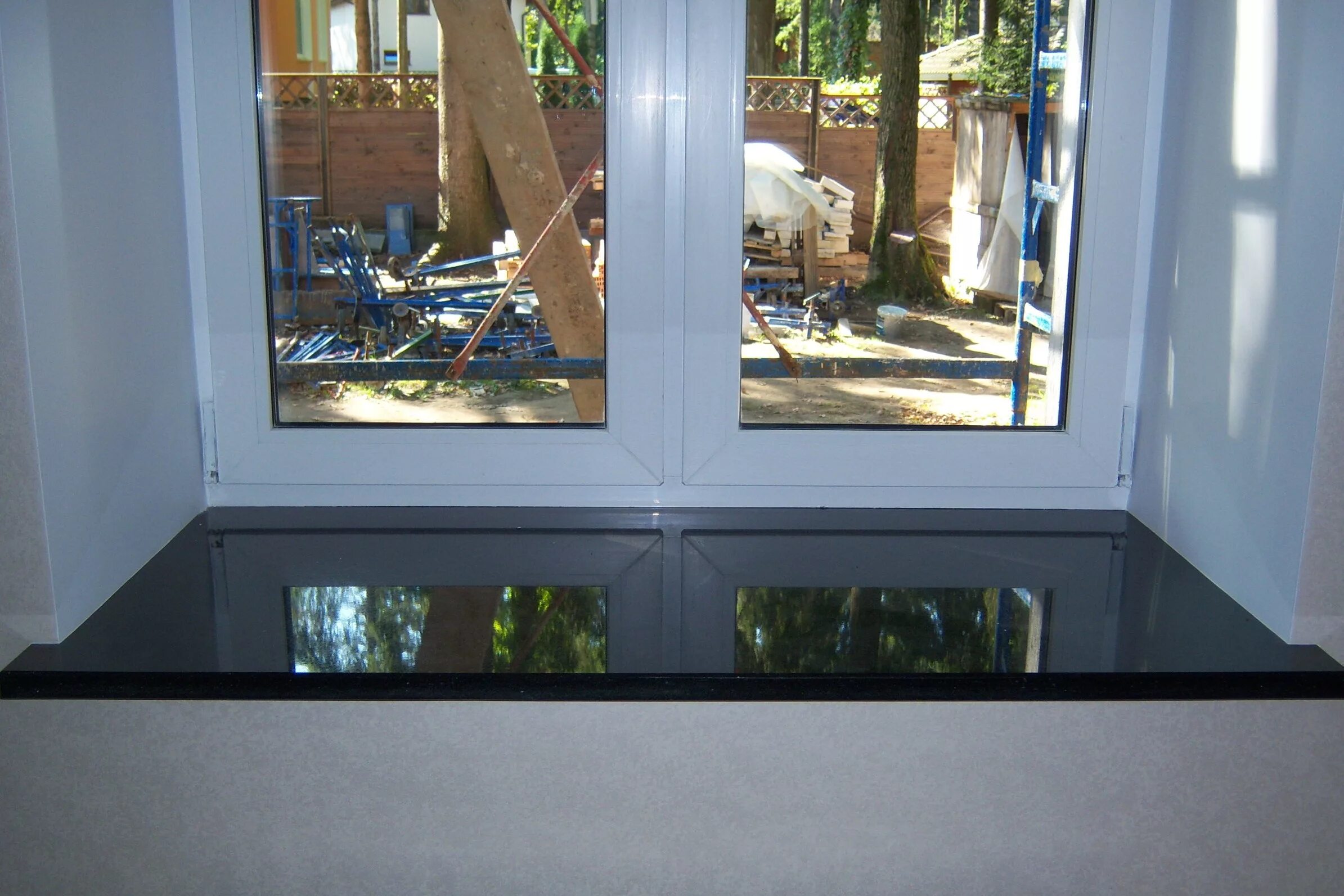 темные пластиковые окна. коричневые пластиковые окна в квартире. откосы crystallit антрацит матовый. темные откосы на белых окнах. черные пластиковые оконные откосы.