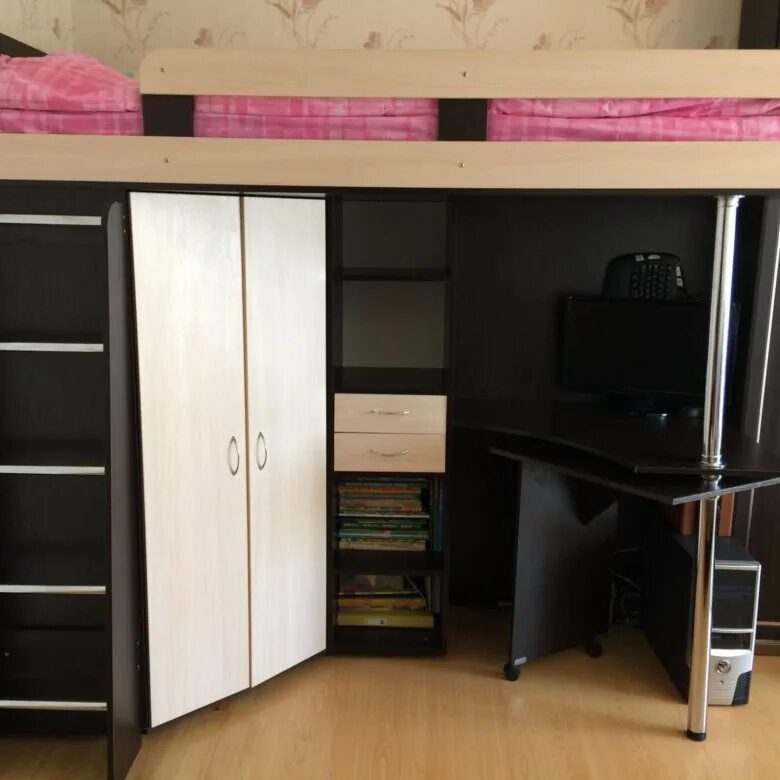 Шкаф чердак со шкафом. Кровать чердак двухспалка. Кровать наверху а стол внизу. Шкаф чердак со шкафом. Шкаф с кроватью наверху.