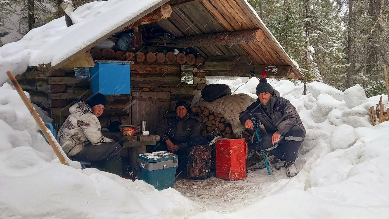 Таежная избушка рыбалка. Зимняя рыбалка избушка. Таежные избушки рыбалка видео. Рыбалка охота Лесные избы.