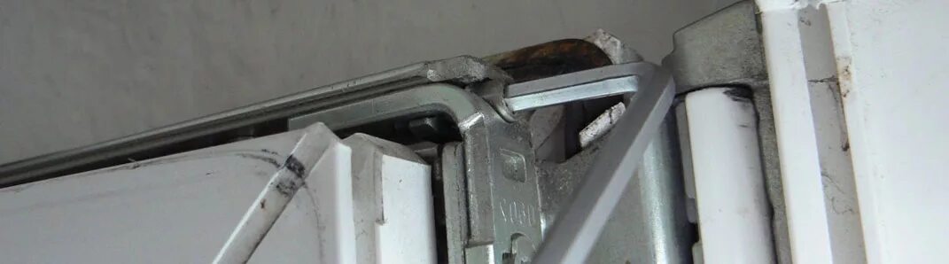 дует из пластикового окна со стороны. как отрегулировать пластиковые окна самостоятельно чтобы не дуло. стеклопакет дует со стороны петель. стеклопакет дует со стороны петель. дует сбоку пластикового окна со стороны петель.