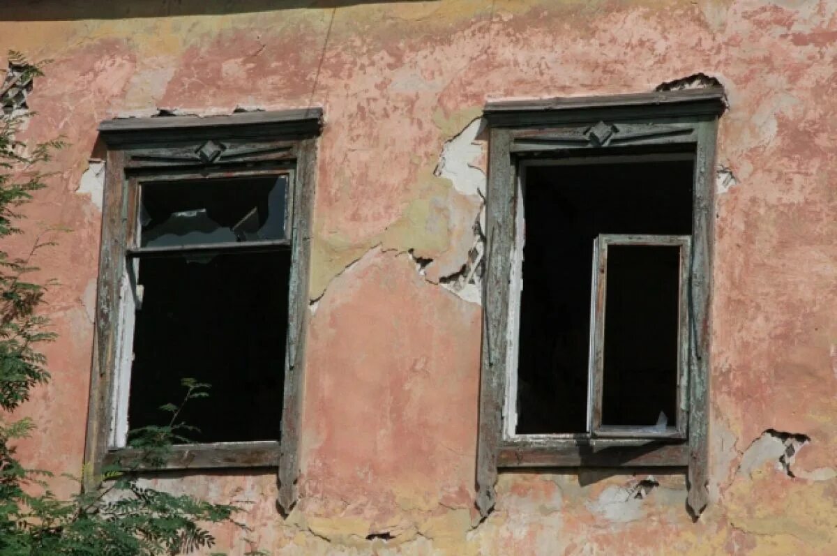 Аварийный дом. Аварийное жильё в Украине. Пенсионер ветхое жилье. Ветхое и аварийное жилье туалет на улице. Приватизированное аварийное жилье