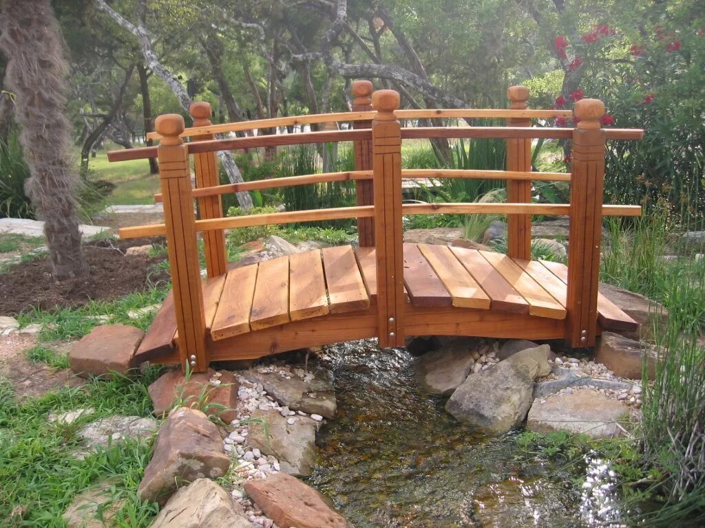 Сделать мост своими руками. Деревянный мостик. Деревянный мостик через ручей. Мостик через ручей в саду. Декоративные мостики через речку.