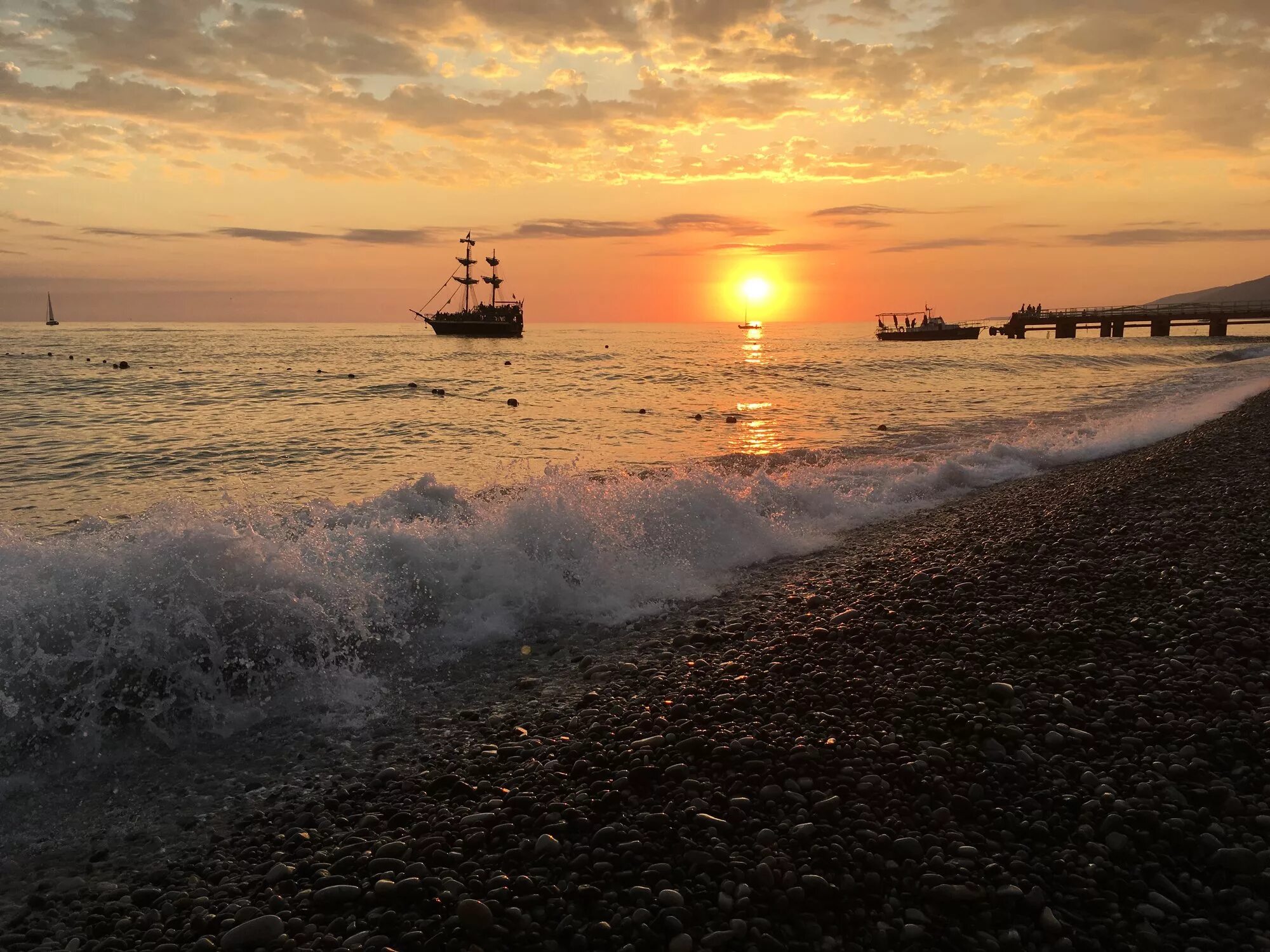 Включи макана море. Лазаревское сочи черное море. черное море лазаревское 2023. берег черного моря лазаревское. лазаревское набережная 2023.