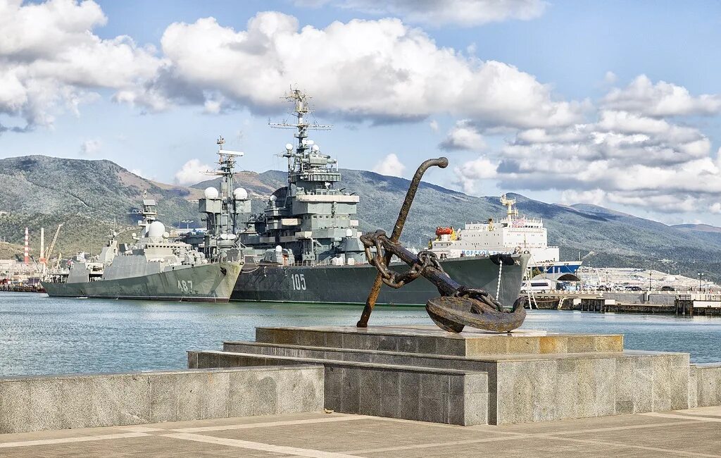 Сайт новороссийск краснодарский край. Цемесская бухта Новороссийск памятник. Новороссийск экскурсии 2022. Новороссийск достопримечательности Цемесская бухта. Экскурсии в Новороссийске 2023.