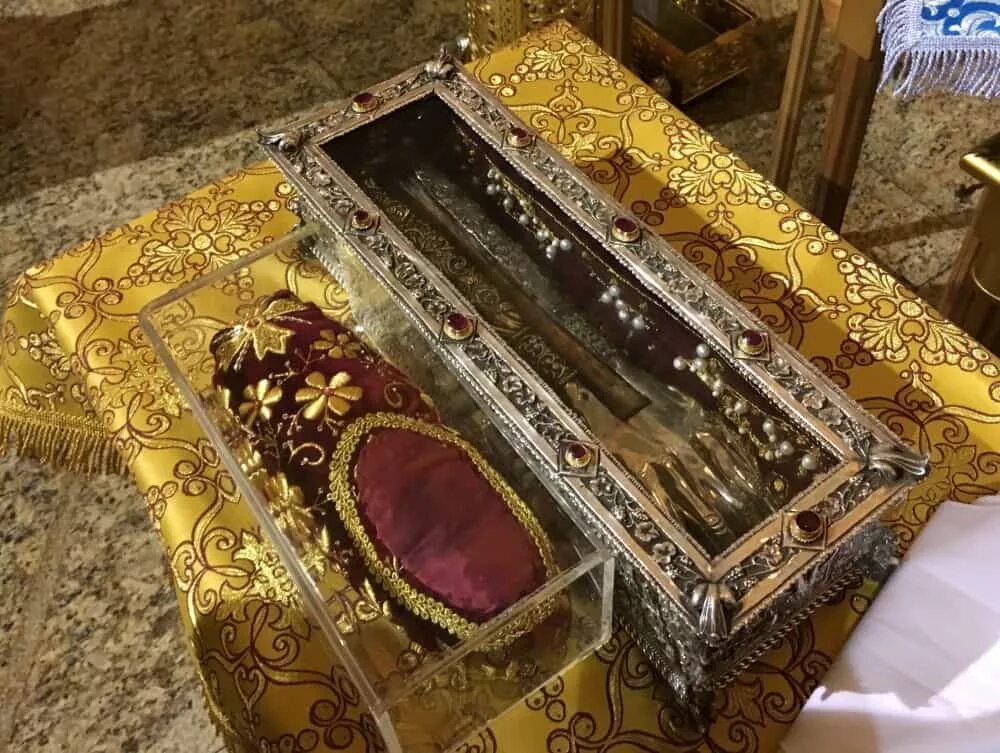 Башмачок св спиридона тримифунтского. Церковь мощи спиридона тримифунтского. Спиридон тримифунтский мощи. Церковь мощи спиридона тримифунтского. Спиридон в даниловском монастыре.