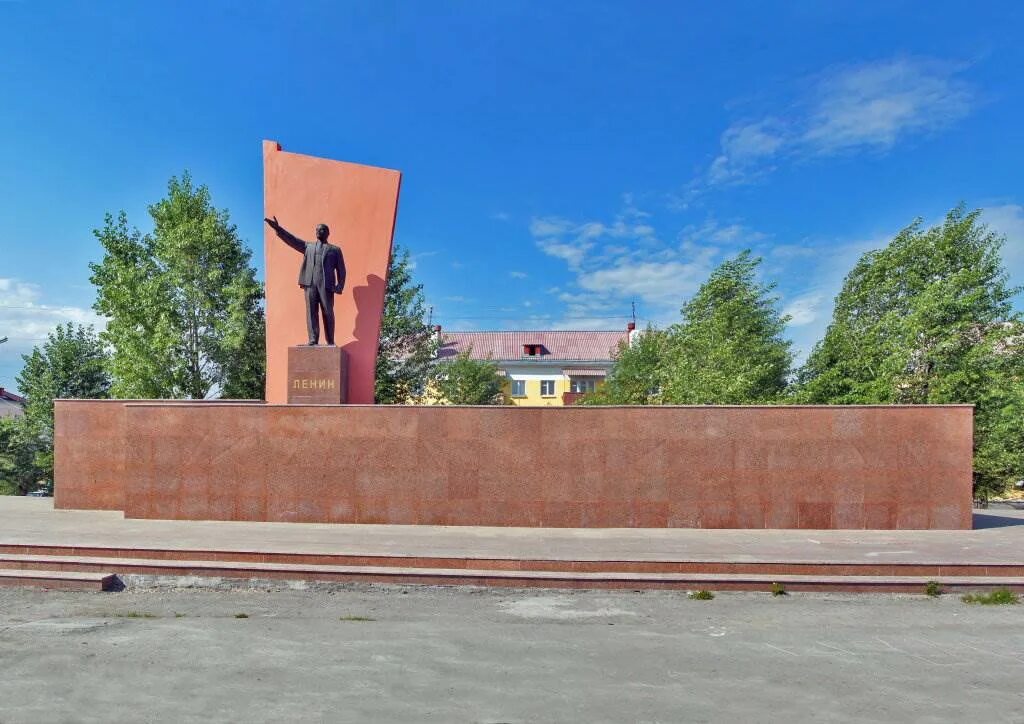 Карпинск фото города в 2006 году. Мемориал славы карпинск. Центральная площадь карпинск. Карпинск городская площадь. Площадь карпинска.