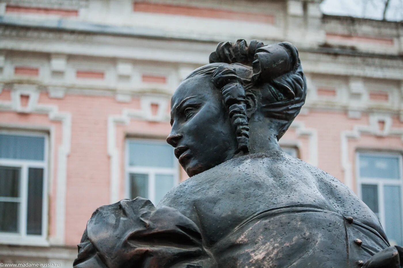 Памятник тамбовской казначейше. Памятник казначейше в тамбове. Памятник тамбовской казначейше. Памятник казначейше в тамбове. Скульптура тамбовская казначейша фото.