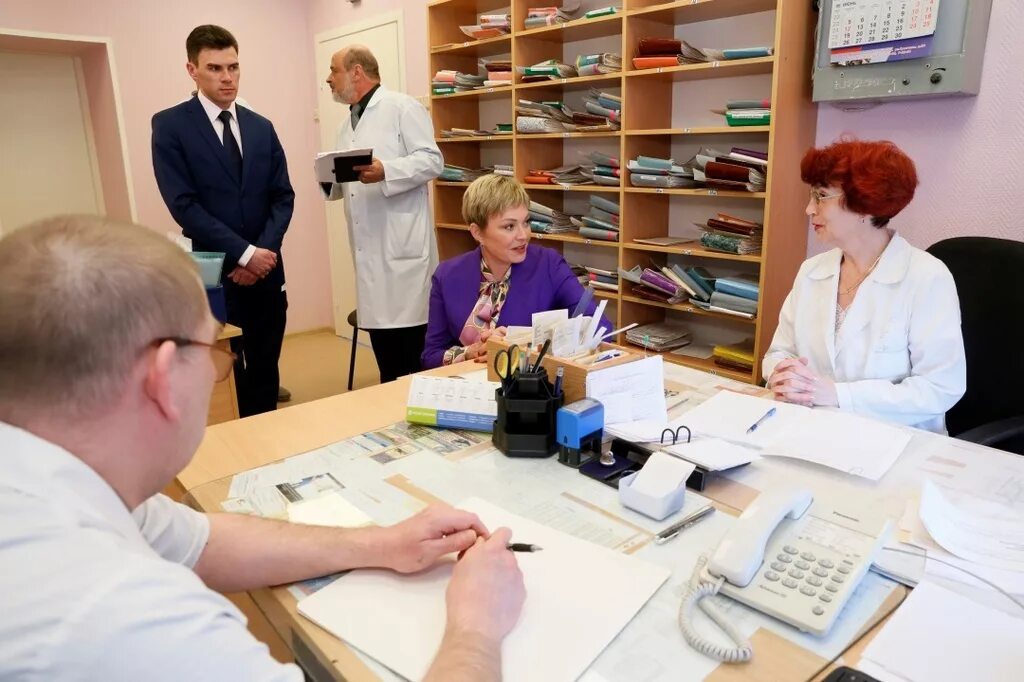 Расписание врачей в поликлинике. Расписание приема врачей. Ковдор прием врача. Запись к врачу через телефон. Самойло 2 поликлиника поликлиника вологда.