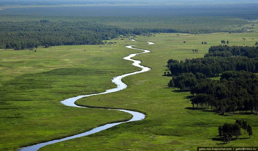 долина реки калаус. окутанная белым покровом речка растекается по равнине. речной пейзаж. исландия желтая река черный песок. формы земной поверхности новосибирска.