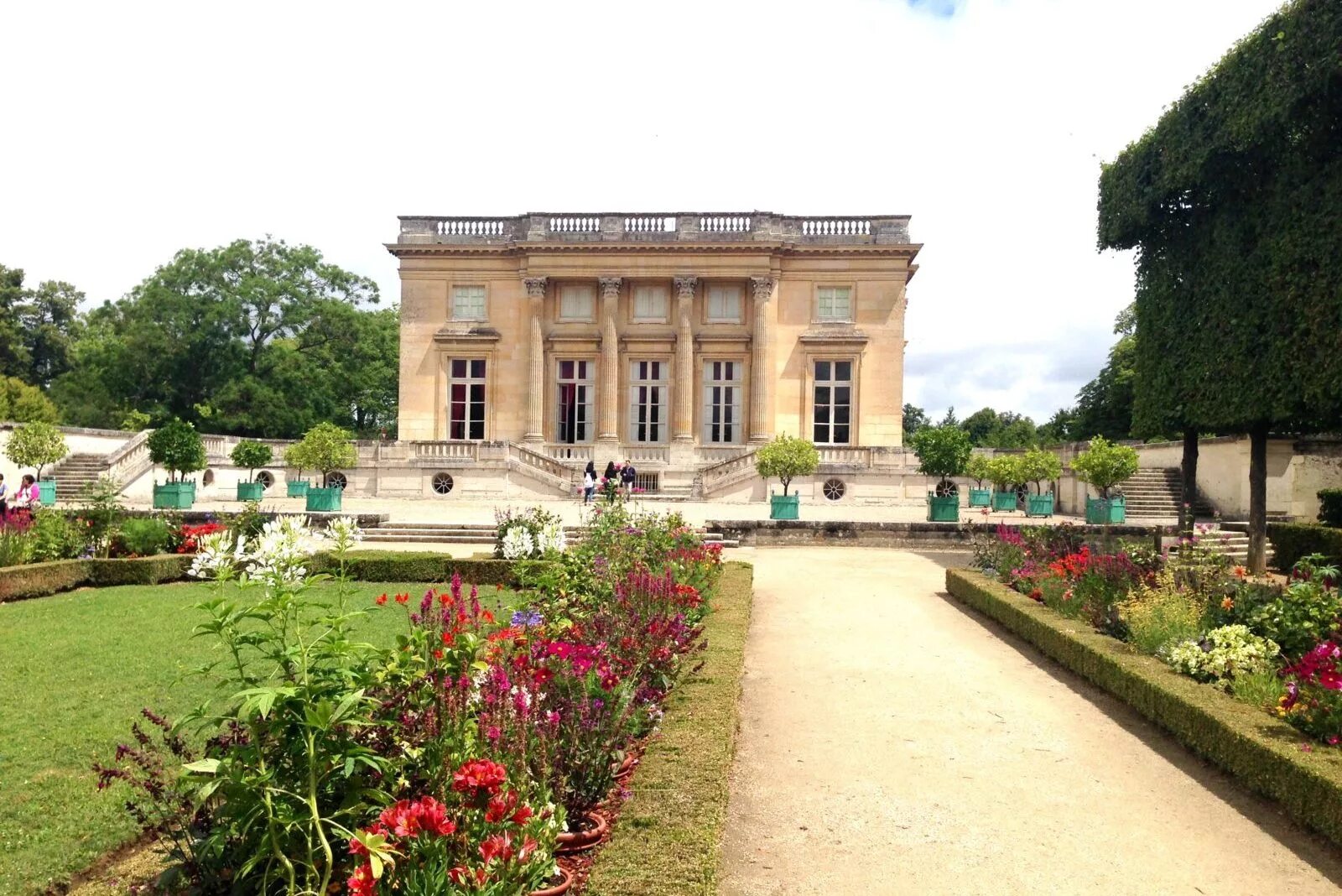 Трианон версаль. Версаль малый Трианон Франция. Габриэль малый Трианон в Версале. Жак Анж Габриэль малый Трианон в Версале. Дворец малый Трианон в парке Версаля.