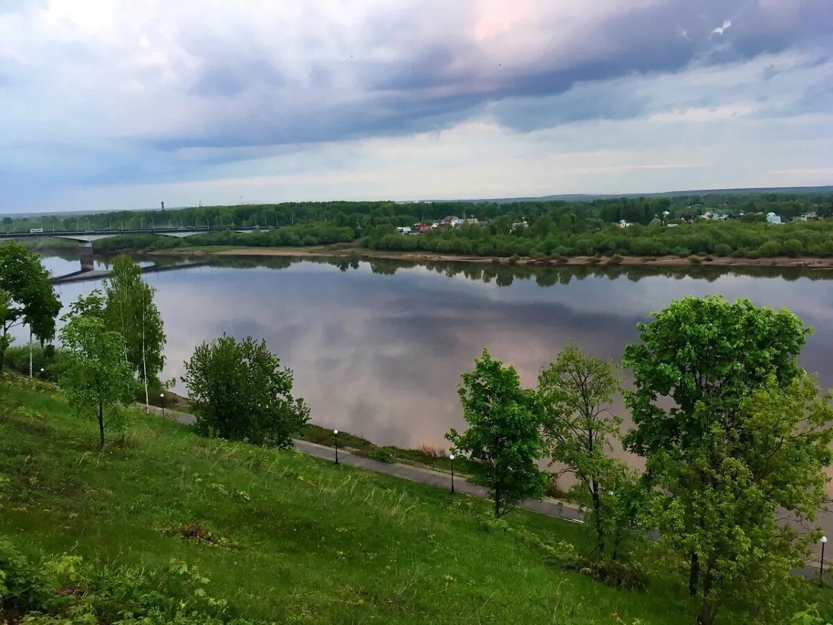 Города на реке вятка. Город киров река вятка. Город киров реки. Киров осенью. Берег вятки вятские поляны.