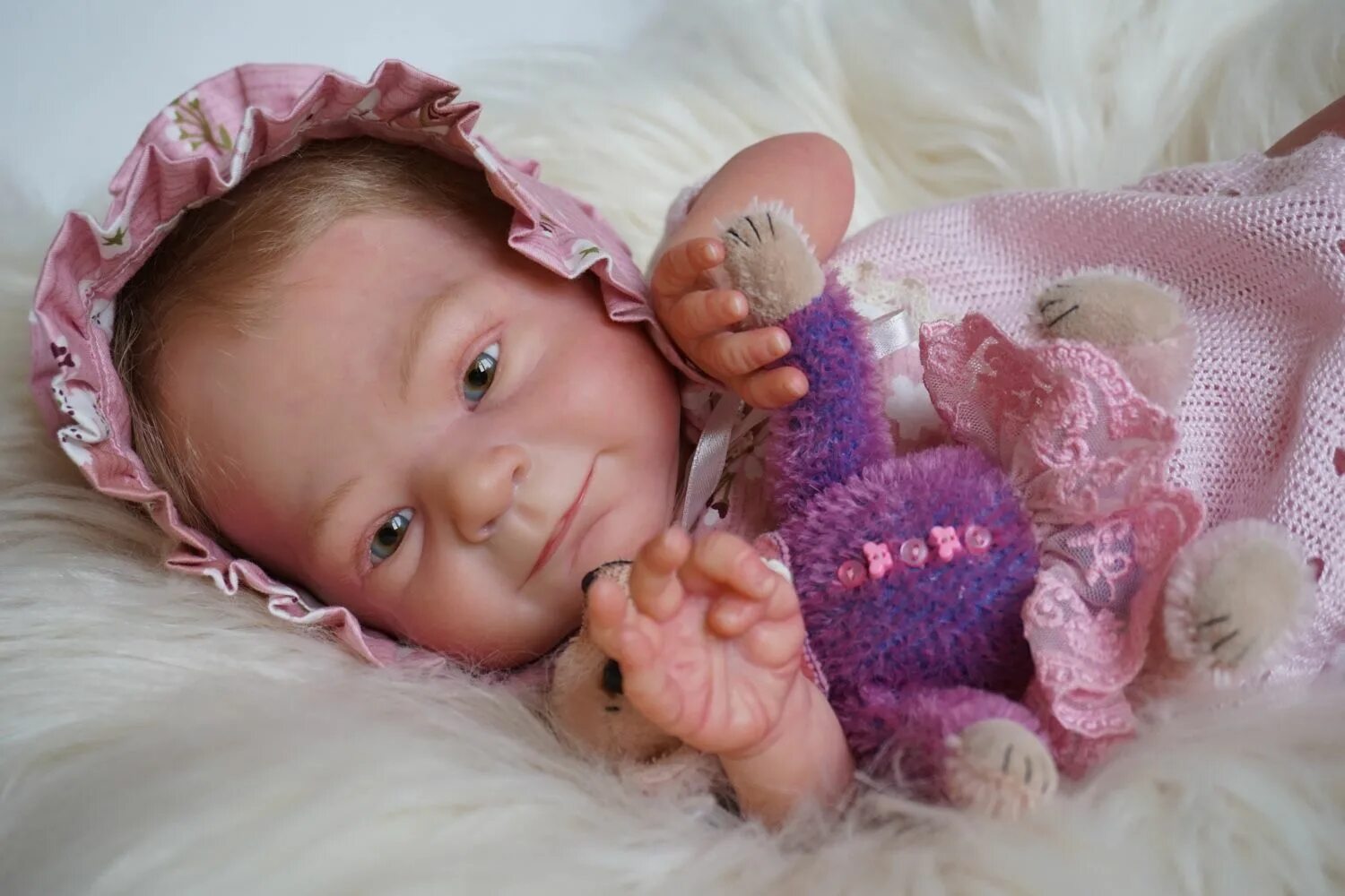 Вязаные чепчики для новорожденных. Bebe realista реборн. Вязаные костюмы для новорожденных. Новорожденные ручной работы. Вязаная одежда для младенцев.