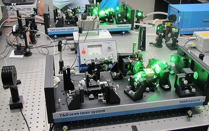 Оптический стол. Волоконный лазер ylr-400. Оптоволоконный лазер. Экзаваттный лазер. Передача электричества лазером.