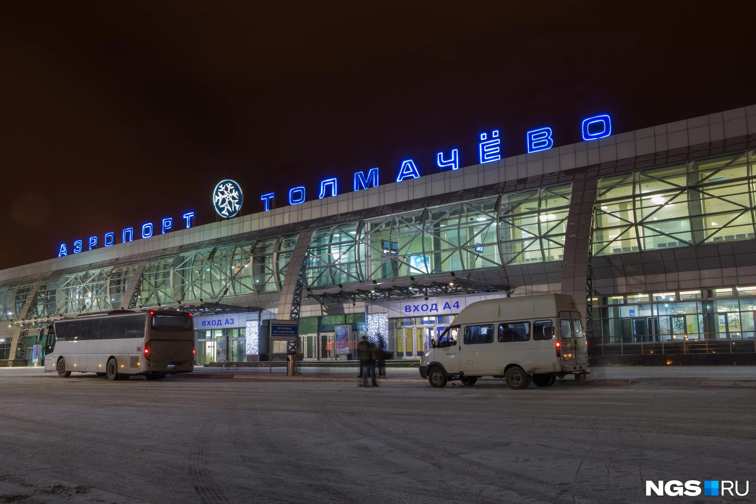 Аэропорт толмачево новосибирск. Аэровокзал новосибирск толмачево. Толмачево международные рейсы. Табло новосибирск аэропорт толмачево прилетов. Новосибирский аэропорт толмачево реконструкция.