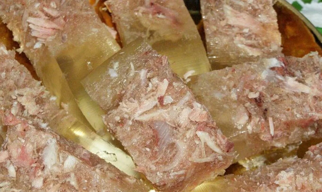 жидкий холодец. жидкий холодец. холодец получился жидким. жидкий холодец. холодец не застыл.